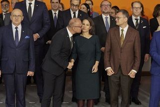 Útok polibkem. Chorvatský ministr se sápal na Baerbockovou, ta uhnula - Novinky