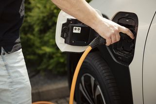 Uzavření Hormuzského průlivu má pozitivní vliv na elektromobilitu. Náklady na provoz odolávají tlaku - BusinessCar