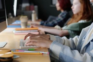 Tlak na deváťáky kvůli přijímačkám roste. Ulehčit jim může nový vyhledavač přípravných kurzů