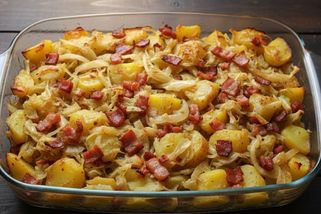 Zapečené zelí s bramborami a uzeninou: Vynikající syté jídlo z jednoho pekáče