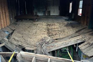 Podlaha sálu se během svatby v USA zřítila pod tíhou 144 hostů - Novinky