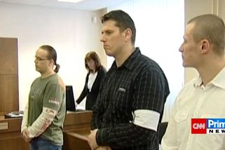 „Namakaní borci“ ukradli na Trutnovsku 74 milionů. Chybou státu se dostali z vězení a zmizeli | Hlasy zločinu