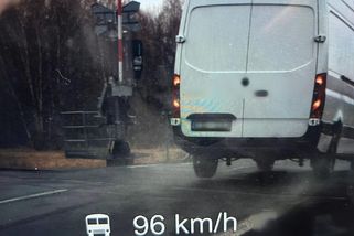 Bezohlední řidiči v Moravskoslezském kraji: přes přejezd stovkou, v obci 122 km/h - Novinky