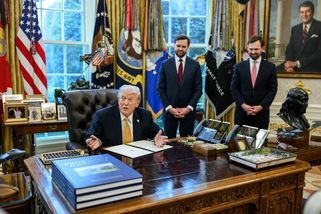 Orbán, Farage a Trump: Nová osa moci má rozložit Evropu, varoval kongresman