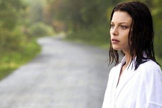 Nahá žena zablokovala dopravu u Brna. Křičela, že ji honí zombie