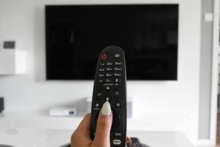 Švýcaři chtějí dál platit nejvyšší poplatek na světě za veřejnoprávní média. Klesnout mohl na 5400 korun