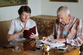 Kolik by senioři nad 65 let měli mít doma hotovosti? Odborník prozradil přesnou částku