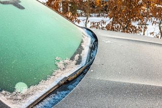 Škrabka, teplá voda nebo deka: Jak rychle a pohodlně odmrazit skla na autě - Garáž.cz