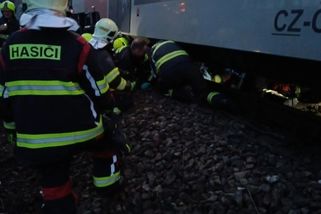 railtarget.cz/osobni-doprava/vlak-jim-projizdi-tesne-za-zadkem-po-srazce-v-cernosicich-vyplula-drsna-svedectvi-11797.html