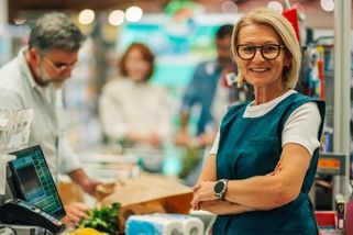 Srovnání řetězců: Kolik si vydělají prodavačky? Kde nabízí nejdelší dovolenou, štědré příspěvky a kde dostanou přidáno?