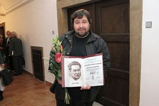 „Držák mikrofonu“ a radní ČT. Plagiát, urážky a servilita: Luboš Xaver Veselý, placený z vašich daní - Médium.cz