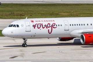 Letadlo se muselo vrátit k bráně. V nákladovém prostoru slyšeli křičet uvězněného zaměstnance - Novinky