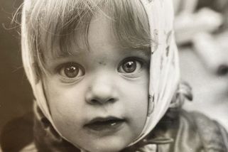 Rodiče jezdili po světě, o rozkošnou holčičku se starala babička. Poznáte, čí je to kukuč?