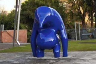 Australanka nalepila na sochu oči. Odsoudili ji za vandalismus - Novinky