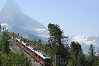 Proč vlak nevyjede prudký kopec, ale tramvaj ano? - Médium.cz