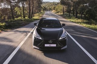 Stupně mění jen naoko. Lexus se simulovaným řazením míří do Evropy