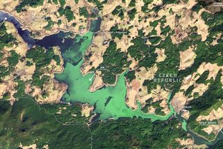 Zelený led na Lipně byl vidět až z vesmíru