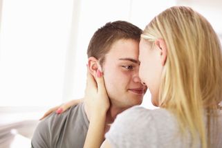 Začínají se sexem později, ale riskují víc: Mladí řeší antikoncepci až „po“. Proč je to špatně?