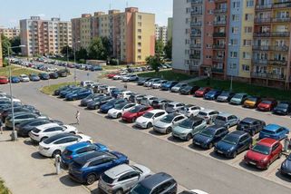 Zvládla by elektrická síť na sídlišti 100 % elektromobilů? Získali jsme reálné výpočty