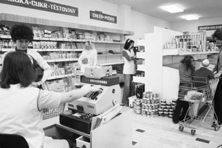 KVÍZ: Kolik za socialismu stálo mléko, chleba nebo návštěva kina? Vše správně má jen opravdový pamětník