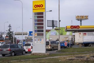 FOTO: Fronty u levnějších pump blokují dopravu, benzín i nafta rychle zdražují - Novinky