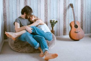 Nebinární muž, který si říká Treasure, si založil firmu na mazlení. Účtuje 2 200 korun na hodinu - WN24.cz - World News 24