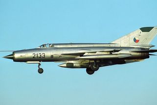 Sídliště v plamenech: U Budějovic se srazily dva MiGy, jeden dopadl mezi paneláky. Nikdo nezemřel - Médium.cz