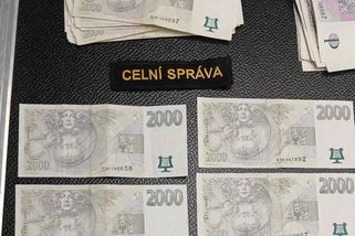 Kontrola řidiče na D35 odhalila půl milionu v igelitce. Peníze patřily podvedenému seniorovi