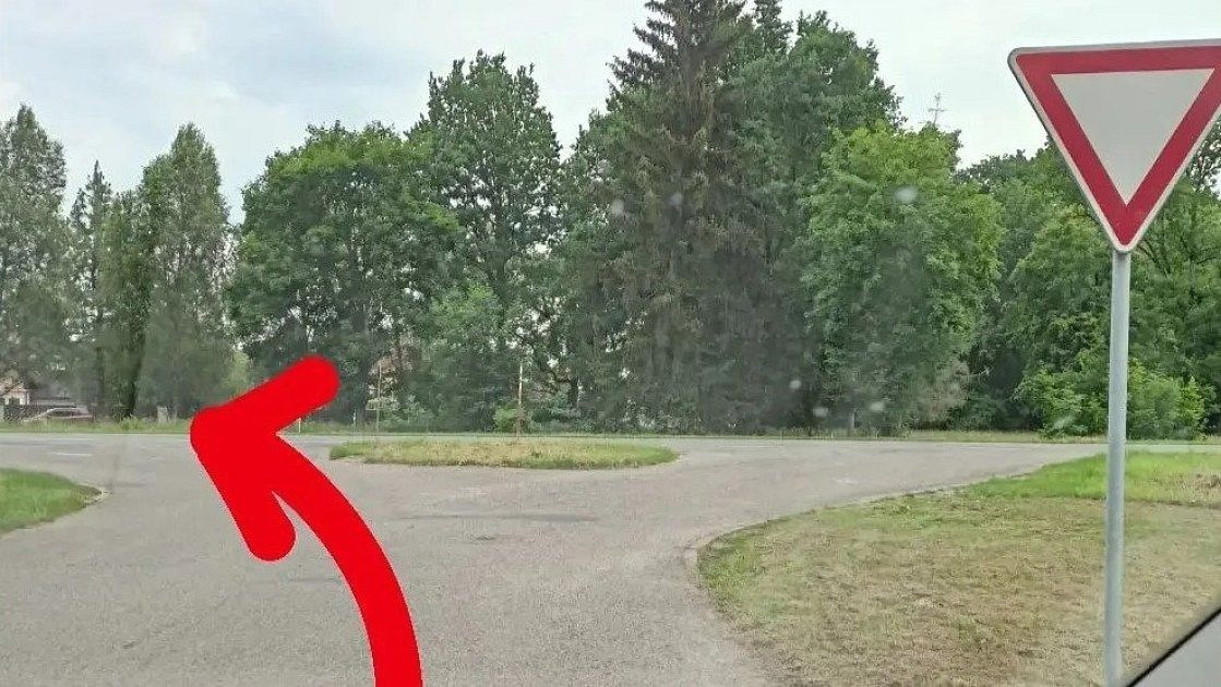 Tohle není „kruháč“, ale křižovatka ve tvaru „ypsilon“. Víte, jak jí projet?