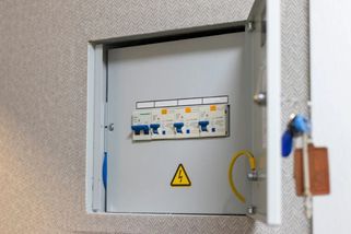 K čemu slouží barevné tlačítko u domácích pojistek a proč byste ho měli bezpodmínečně aspoň jednou měsíčně zmáčknout