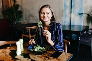 Stěžovala si, že nemají jídlo pro vegany. Číšník ji usadil jednou krátkou větou - Médium.cz