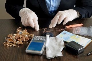 Důchodci to nosí do zastavárny za 100 korun. Já to střelím za cenu pražského bytu, chechtá se překupník