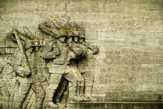 Hrdinní osvoboditelé. Sovětští „mužici“ kradli a znásilňovali, domkaři jim ještě podstrojovali - Médium.cz