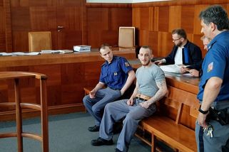 Agresivní vrah stráví za mřížemi pětadvacet let, nedá si pokoj ani ve vězení - Novinky