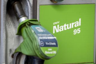 Benzin zlevní až ke 38 korunám. Nahrává tomu i stabilní kurz české měny - Novinky