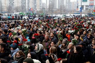 „Ne válce!“ Pohřeb Navalného se proměnil v demonstraci proti konfliktu na Ukrajině - Novinky