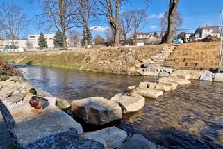Brod z velkých kamenů přes řeku Bělou v Pelhřimově je stále oblíbenější
