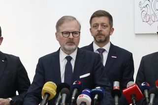 Svěšené hlavy expremiéra Fialy a dalších opozičních lídrů. Okamura nad nimi vyhrál