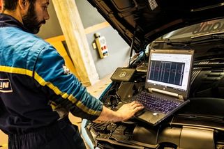 Vaše auto dokáže jezdit levněji: Software na snížení spotřeby vám nahraje každý druhý autoservis