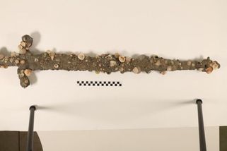 Potápěč objevil u izraelského pobřeží křižácký meč z 12. století. Podobný artefakt našel už podruhé