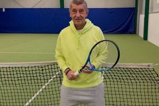Tenis, kurt a tepláky, kterým se na premiérovi směje internet. Babiš si o víkendu prodlužoval život