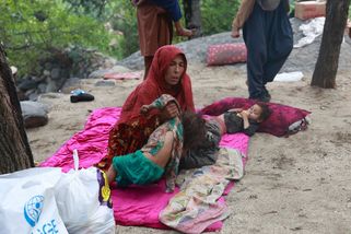 Tisíce zraněných žen uvízly v sutinách, lékaři se jich nesmí dotýkat. Zakázal to Tálibán - Echo24.cz