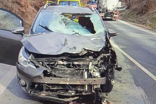 Kus ledu z kamionu zdemoloval osobní auto - Novinky