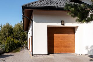 Úředník přišel zkolaudovat postavenou garáž a okamžitě nařídil její demolici