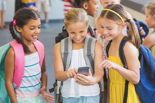 Bez vyjádření dětí jim nelze mobily na školách zakázat, vzkázal poslancům zástupce ombudsmana Schorm - Novinky