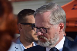 Fiala přijel k Babišově pumpě a beze slov ho zesměšnil přesně tam, kde to bolí. Válka o drahá paliva ukazuje, jak rychle se z velkých řečí stává vlastní pokrytectví