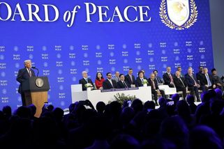 Vláda USA Trumpově Radě míru převedla 1,25 miliardy dolarů z fondů zahraniční pomoci - Novinky