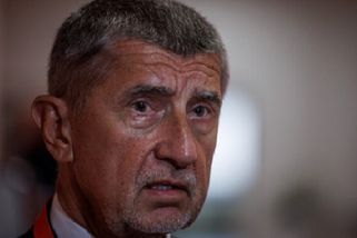 Babiš komentoval sto dní vlády. Pozornost ale strhlo jeho tričko s nápisem plným chyb