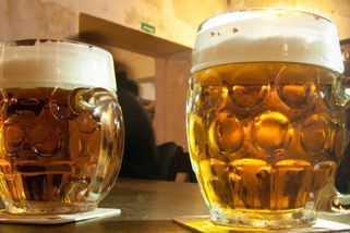 Zubr kraluje, nealko letí. Která piva roku 2025 se vyplatí vzít do košíku?