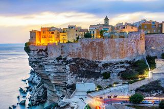 Bonifacio: Město na hraně světa, kde se historie střetává s neúprosnou silou moře